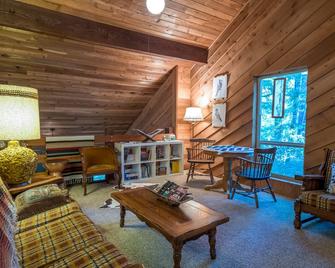 Glacier Court Resort , Stay 2 nights in March and get the 3rd night FREE ! - Rhododendron - Living room
