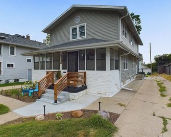 The Nest: Charming 2br Retreat - Omaha - Building