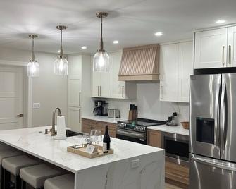 Hot tubo, 3bedroom house in delightful West Des Moines withWiFi, AC,fitness room - West Des Moines - Kitchen