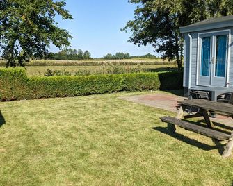 Chalet with garden, views, wifi, Leeuwarden Franeker Harlingen - Menaam - Patio