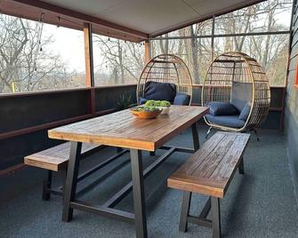 Whitetail Cabin | Couple's Retreat w/ Hot Tub - Linden - Balcony