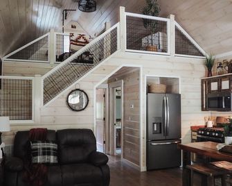 Cabin Retreat on quiet back road in Amish Country - Baltic - Living room