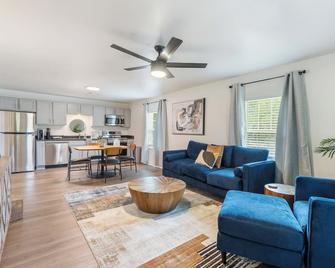 Modern Charming 3BR/2BA Home. Walking distance to Downtown Benton & Tyndall Park - Benton - Living room