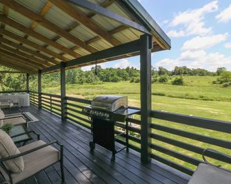 Renovated Farmhouse by Mid Ohio Race Track, Snow Trails, access to Amphitheater! - Lexington - Balcón