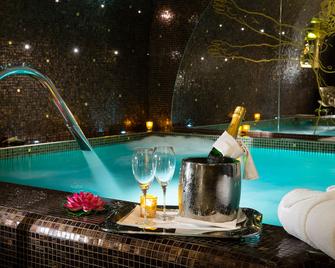 فندق دافنشي وسبا - باريس - حوض السباحة