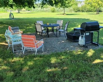 The Stable at Fairland Farm - Converted Country Retreat - Kinderhook - Patio