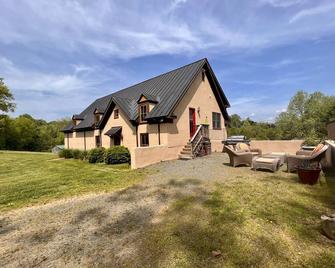 Alpacas & The Stars at night. Private Retreat. Fun & Peace - Marshall - Edificio