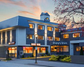 Days Inn by Wyndham Terrace - Terrace - Building