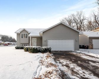 Cozy Home- 2 King/ 2 Queen , 5 minutes to DT St. Paul - Maplewood - Edificio