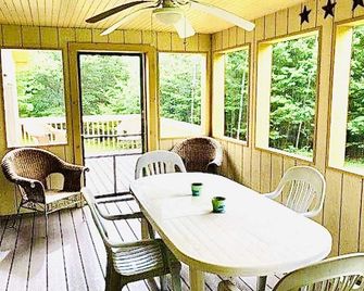 Birch Tree Lodge - 5 min to Belleayre Ski, Cozy Cabin Getaway in the Catskills - Fleischmanns - Comedor