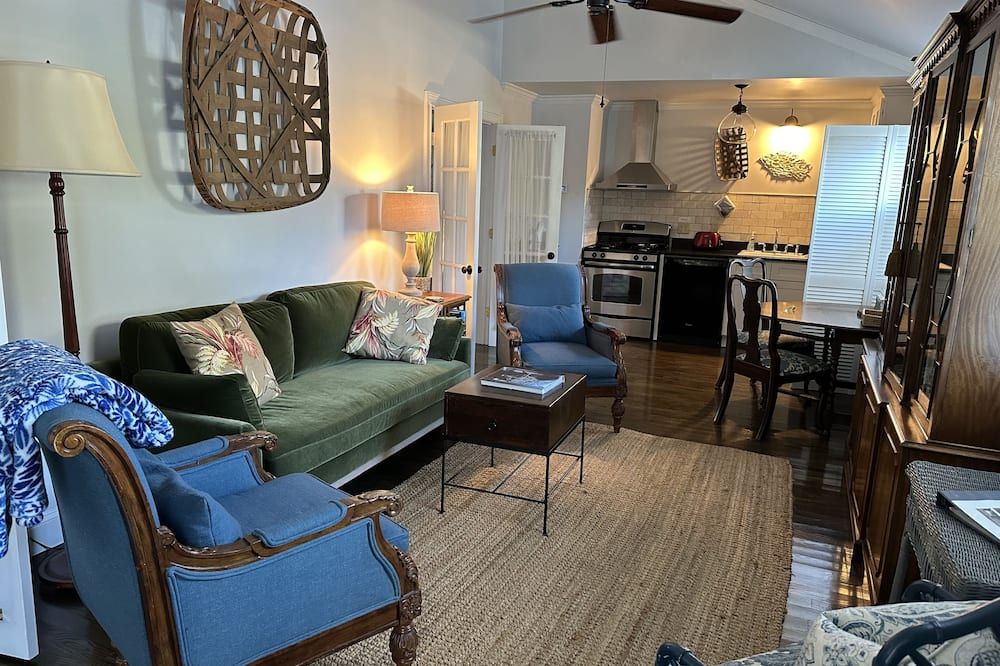 Living room view of Carriage House Under Live Oaks In Historic Beaufort Sc