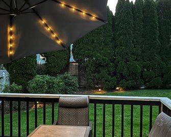 Modern & Serene 3 Bedroom Townhouse in SoNo - Norwalk - Patio