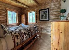West Glacier 1 Br+ Loft, Log Cabin With Lakeview, Sleeps 4 - ווסט גלשייר - חדר שינה