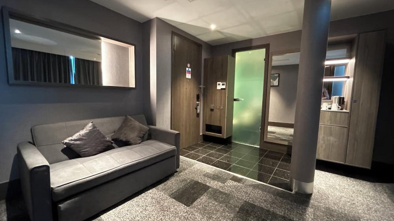 كراون بلازا ي ان ن، - كينجزطونا باي آيتش جي