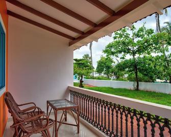 Papilio Beach Front Cottages-Tbv - Anjuna - Balcón