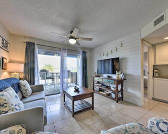 Ocean-View Fernandina Condo with Pool, Beach Access! - Fernandina Beach - Living room