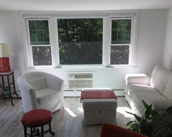 Lovely cottage, ideal location - Cortlandt Manor - Living room