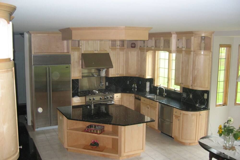 Spacious 6-bedroom house in marvelous Ludlow with game room