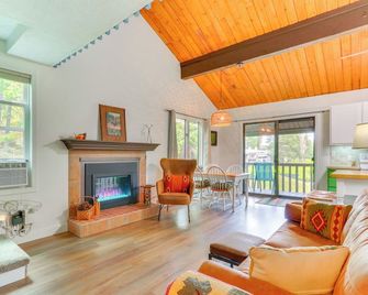 Twin Lakes Village Condo on 3rd Fairway! - Rathdrum - Sala de estar