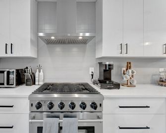 St. Pete Family Bungalow & Private Oasis - St. Petersburg - Kitchen