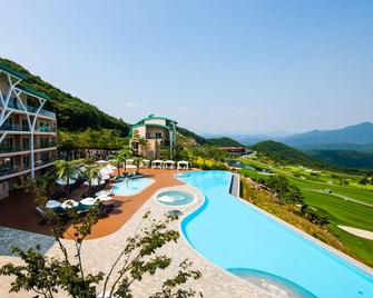 Sono Felice Village Vivaldi Park - Hongcheon - Piscina