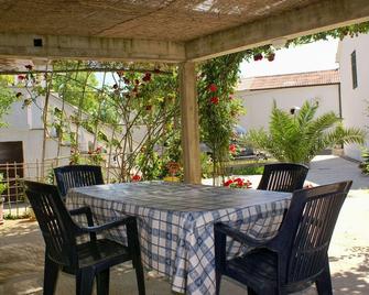 Studio flat with terrace Novalja, Pag (AS-212-a) - Novalja - Innenhof