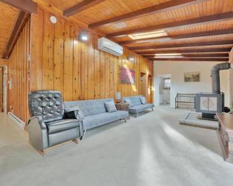 Rustic cottage on Canal Lake - Carden - Sala de estar
