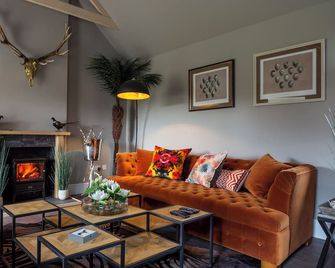 The Painted Cow is a playful farmhouse close to key amenities in Moffat - Moffat - Sala de estar
