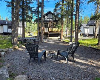 Cozy Fireside Cottage - Kutenai - Nordegg - Patio