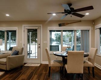 Corkys Cabin On The Kawkawlin River Private Beach Access Bay City - Bay City - Dining room