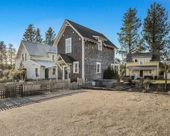 Cottage w/ Private Hot Tub, Fenced Yard + Indoor/Outdoor Fireplace + EV Charger - Pacific Beach - Edificio