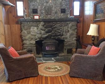 Charming Cabin With Rushing Stream In Backyard For Peaceful Retreat - Woodstock - Living room