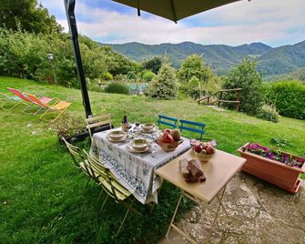 Spacious Farmhouse in Apecchio with Pool - Apecchio - Patio