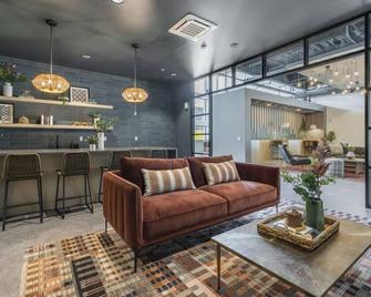 Lux Studio King Bed Gym Free Parking - Pittsburgh - Ruang tamu