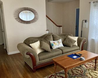 Lovely Home: Sleeps 9, Fire-pit, Walk to Downtown, EKU, & Parks; 2miles to I-75 - Richmond - Living room