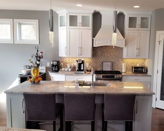 Walk To Downtown Wayzata For Coffee, Shopping And Great Night Life!! - Wayzata - Cocina