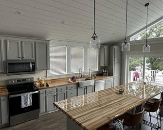 Country lake house getaway accommodating large family-sized fun! - Emmetsburg - Kitchen