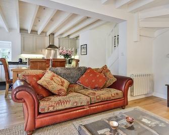 Finest Retreats - Middle Warble Stables - Blackburn - Living room