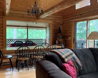 Beautiful Log Home on Peaceful Middle Cullen Lake with Additional Guest Cabin - Pequot Lakes - Sala de estar