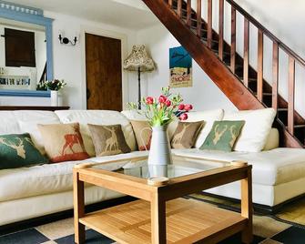 Farmhouse, all year heated pool, free Wifi, rural setting & close to everything - L'Absie - Sala de estar
