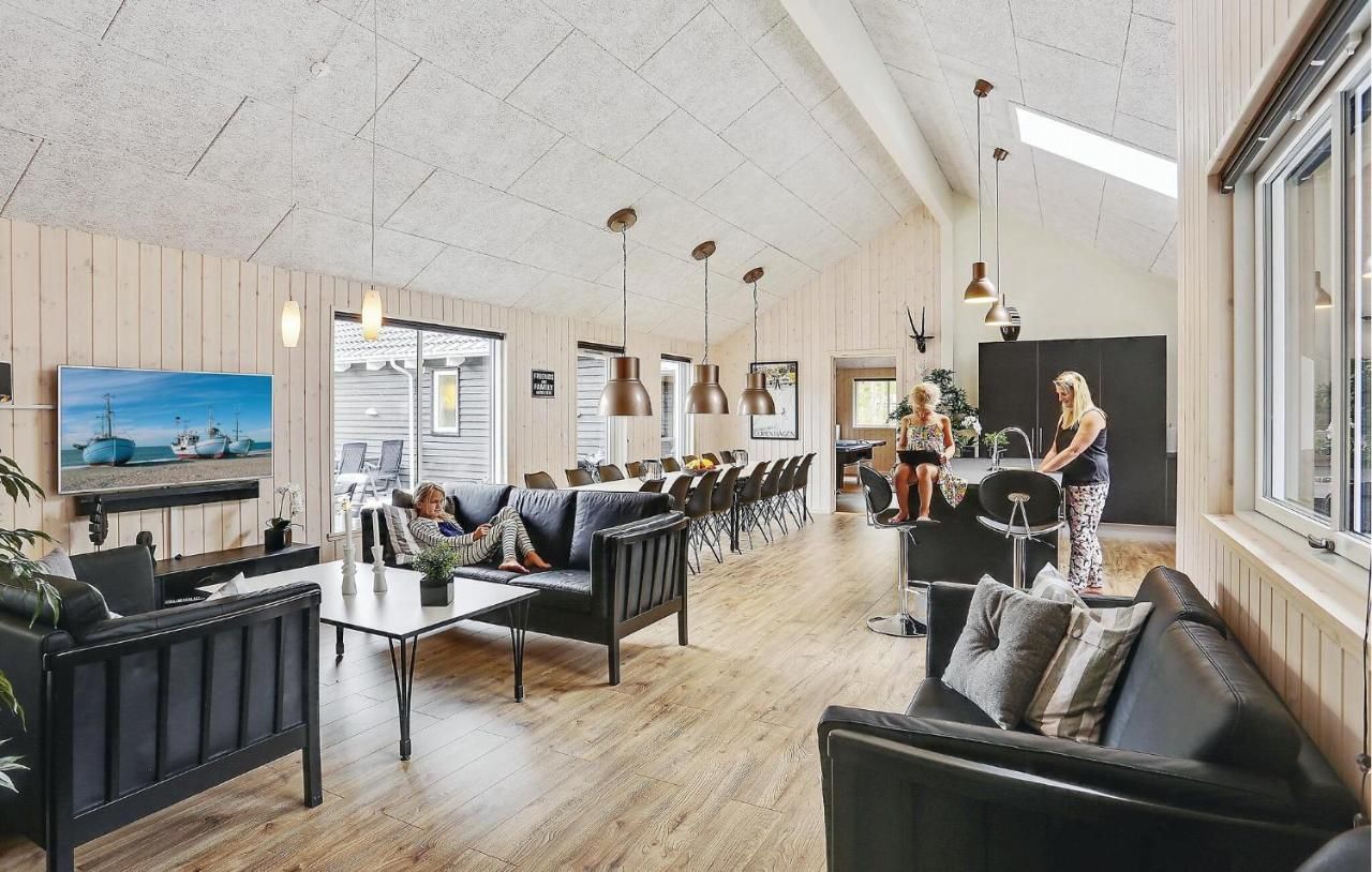 Eight-Bedroom Holiday Home Frederiksvaer – Frederiksværk