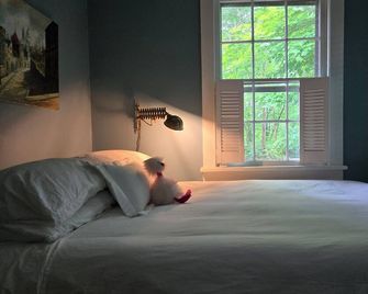 Charming Artist's Retreat - 서거티즈 - 침실
