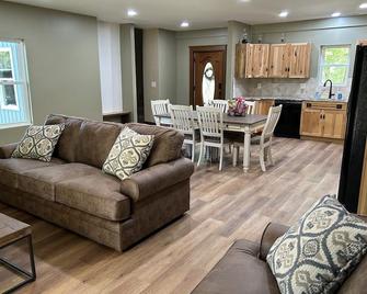 Exceptionally clean, woodsy surroundings, hot tub, close to Hocking Hills! - Lancaster - Huiskamer