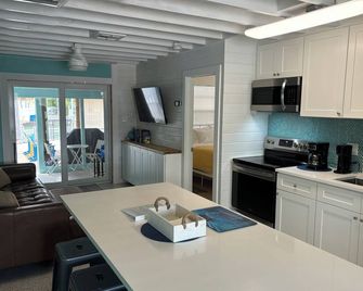 2/1 Canal Front duplex in Key Colony Beach, Cabana Club Access - Key Colony Beach - Cuisine