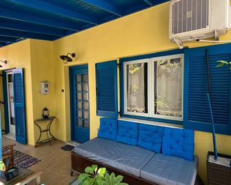 Cheerful cottage you can call your happy place. - Egina - Patio