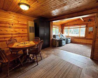 Cute cabin on Big Pine Lake with a large yard - Finlayson - Comedor