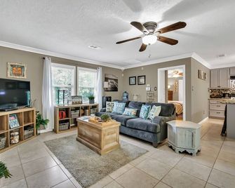 Cozy cottage near the lake with private pool and hot tub. Dog-Friendly! - Livingston - Sala de estar