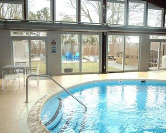 Courtyard by EVRentals - Hyannis - Piscina