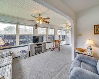 Cozy Kerrville Guest Cottage Near Guadalupe River! - Kerrville - Living room