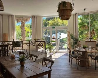 Comforting Room Close to Seaside | Dining Option & Sun Deck - Санарі-сюр-Мер - Ресторан